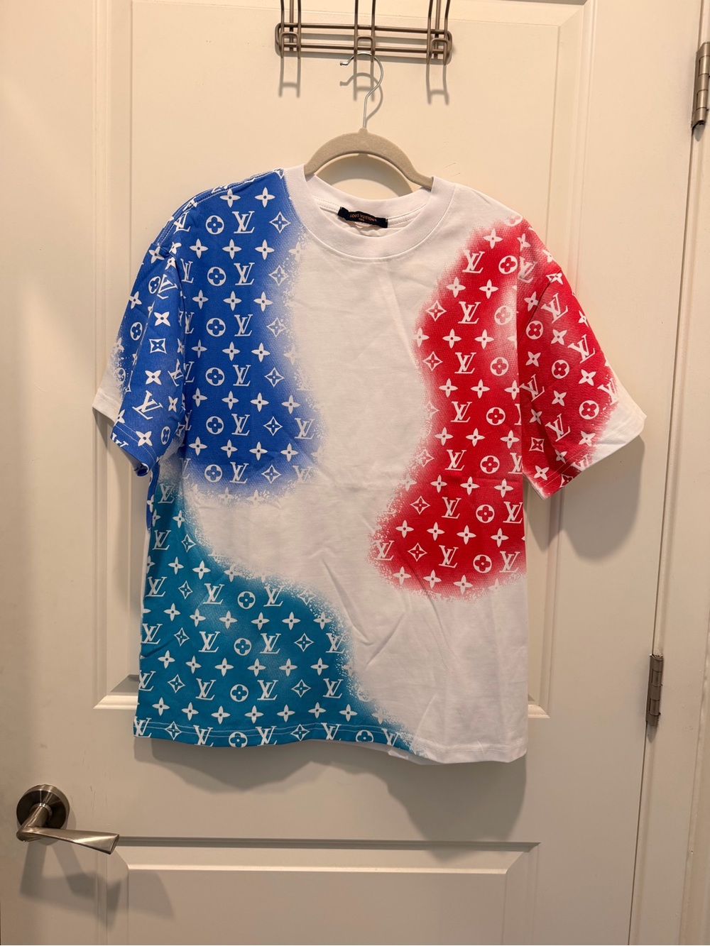Louis Vuitton Spray
Monogram T-Shirt White
Red Blue Size L